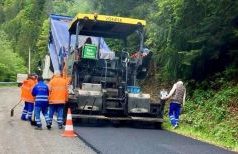 Drumarii argeșeni au început reasfaltarea porțiunilor degradate de pe Transfăgărășan