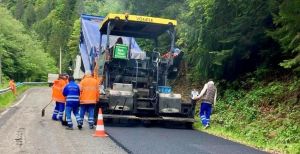 Drumarii argeșeni au început reasfaltarea porțiunilor degradate de pe Transfăgărășan