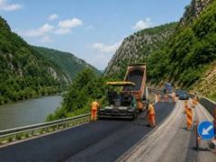 Lucrări de reparații asfaltice pe DN 66, în zona Bumbești-Jiu – Defileul Jiului.