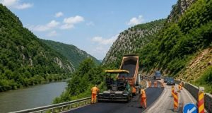 Lucrări de reparații asfaltice pe DN 66, în zona Bumbești-Jiu – Defileul Jiului.