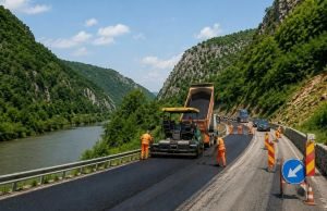 Lucrări de reparații asfaltice pe DN 66, în zona Bumbești-Jiu – Defileul Jiului.