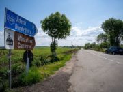 Județul Suceava: încep lucrările de reparații la drumul județean DJ 208F, din comuna Vadu Moldovei, folosit și de credincioșii care merg la Mănăstirea Cămârzani.
