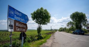 Județul Suceava: încep lucrările de reparații la drumul județean DJ 208F, din comuna Vadu Moldovei, folosit și de credincioșii care merg la Mănăstirea Cămârzani.