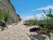 Pe autostrada A1, la Șoimuș (HD), în zona „Dealului Liliecilor”, se desfășoară lucrări de întreținere a plaselor de protecție montate pe versant.