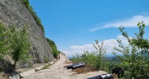 Pe autostrada A1, la Șoimuș (HD), în zona „Dealului Liliecilor”, se desfășoară lucrări de întreținere a plaselor de protecție montate pe versant.