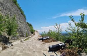 Pe autostrada A1, la Șoimuș (HD), în zona „Dealului Liliecilor”, se desfășoară lucrări de întreținere a plaselor de protecție montate pe versant.