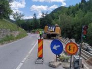 Județul Neamț: lucrări de consolidare a corpului drumului pe DN 12C, zona Bicaz Chei, partea dreaptă.