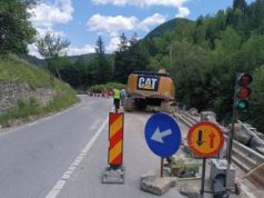 Județul Neamț: lucrări de consolidare a corpului drumului pe DN 12C, zona Bicaz Chei, partea dreaptă.