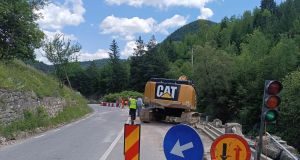 Județul Neamț: lucrări de consolidare a corpului drumului pe DN 12C, zona Bicaz Chei, partea dreaptă.