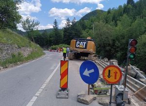 Județul Neamț: lucrări de consolidare a corpului drumului pe DN 12C, zona Bicaz Chei, partea dreaptă.
