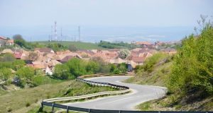 Consiliul Județean Sibiu a anunțat că 27 de firme au depus oferte pentru modernizarea drumului județean 106E, pe tronsonul Săliște – Tilișca – Poiana Sibiului – Jina – limita județului Alba.