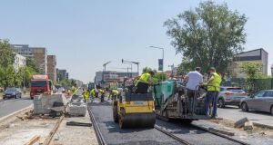 A început asfaltarea la liniile de tramvai de pe Bd. Prelungirea Ghencea din București!