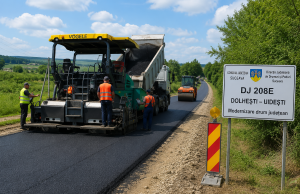 Județul Suceava: au început asfaltările pe DJ 208E, între Dolhești și Uidești.