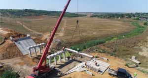 R. Moldova: se montează grinzile la podul peste râul Răuțel din raionul Fălești
