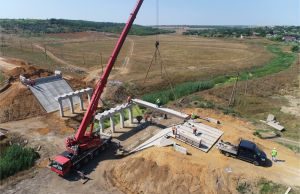 R. Moldova: se montează grinzile la podul peste râul Răuțel din raionul Fălești