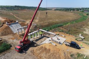 R. Moldova: se montează grinzile la podul peste râul Răuțel din raionul Fălești