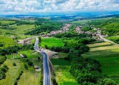 Județul Sibiu: se așterne covor asfaltic pe drumul județean DJ 106G, dintre Apoldu de Jos și Ludoș
