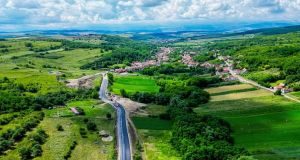 Județul Sibiu: se așterne covor asfaltic pe drumul județean DJ 106G, dintre Apoldu de Jos și Ludoș