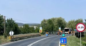 Lucrări la dispozitivele de acoperire a rosturilor de dilatație la două poduri, pe DN 7, în județul Arad, pe Valea Mureșului