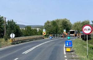 Lucrări la dispozitivele de acoperire a rosturilor de dilatație la două poduri, pe DN 7, în județul Arad, pe Valea Mureșului
