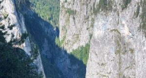 O zi de vară la Cheile Bicazului și Lacul Roșu. Între plimbări, bărci și trasee prin Munții Hășmaș!