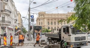 Municipiul București: au început lucrările de reparații a trotuarelor de pe Bd. Regina Elisabeta!