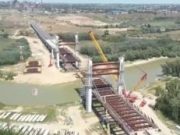 CNAIR: a fost ridicat şi poziţionat încă un segment al tablierului podului peste râul Siret, pe Drumul Expres Brăila – Galaţi
