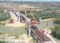CNAIR: a fost ridicat şi poziţionat încă un segment al tablierului podului peste râul Siret, pe Drumul Expres Brăila – Galaţi