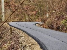 Asfalt pentru energie electrică: astfel a fost modernizat un drum strategic din Highlands-ul Scoției! În zonă sunt habitate pentru vulturi, corcodei cu gât roșu și zone de reproducere a peștilor.