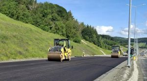 Autostrada Sibiu-Pitești (A1), secțiunea 4 (Tigveni – Curtea de Argeș): se așterne stratul asfaltic de uzură pe ultimii metri!