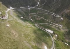 Drumurile României poartă și munca unei generații. Omagiu de Ziua Internațională a Persoanelor Vârstnice!