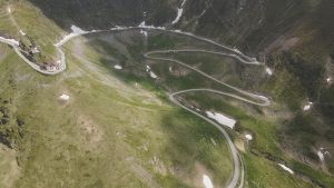 Drumurile României poartă și munca unei generații. Omagiu de Ziua Internațională a Persoanelor Vârstnice!
