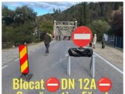 Podul de pe DN12A, la Ciobănuș, a cedat după trecerea unui utilaj greu, deși avea restricție de 7,5 tone. Traficul dintre Moldova și Transilvania, blocat