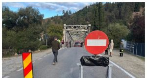 Podul de pe DN12A, la Ciobănuș, a cedat după trecerea unui utilaj greu, deși avea restricție de 7,5 tone. Traficul dintre Moldova și Transilvania, blocat