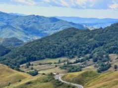 Județul Buzău: comuna Bișoca pregătește infrastructura rutieră pentru turism.
