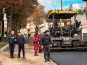 Municipiul Rădăuți continuă modernizarea infrastructurii rutiere: acum asfaltează străzile Petru Rareș și Alexandru cel Bun