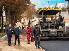 Municipiul Rădăuți continuă modernizarea infrastructurii rutiere: acum asfaltează străzile Petru Rareș și Alexandru cel Bun