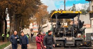 Municipiul Rădăuți continuă modernizarea infrastructurii rutiere: acum asfaltează străzile Petru Rareș și Alexandru cel Bun