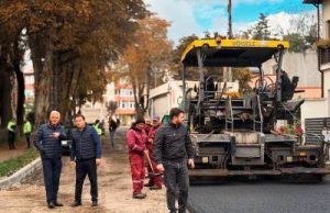 Municipiul Rădăuți continuă modernizarea infrastructurii rutiere: acum asfaltează străzile Petru Rareș și Alexandru cel Bun