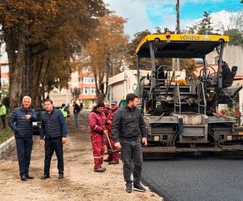 Municipiul Rădăuți continuă modernizarea infrastructurii rutiere: acum asfaltează străzile Petru Rareș și Alexandru cel Bun