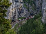 Lucrări de rânguire a versantului în Cheile Bicazului, pentru siguranța turiștilor. Traficul pe DN 12C va fi restricționat!