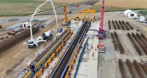 Inteligența artificială ajunge pe șantier: betonul poate fi monitorizat în timp real, din fabrică până la infrastructura rutieră