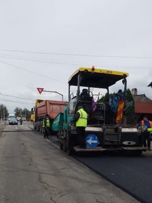 Județul Suceava: reparații asfaltice pe zeci de mii de metri pătrați pe DN 2E, între Vicovu de Jos, Solca și Marginea.