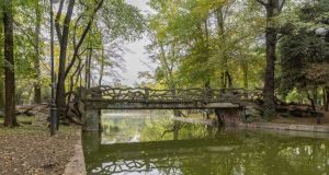 Podul de Nuc din Parcul Cișmigiu din București intră în proces de reabilitare.