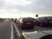 40 de minute câștigate evitând coloana de la Podu Iloaiei. Șoferii caută soluții, în timp ce Varianta de ocolire și Autostrada Unirii A8 întârzie nepermis