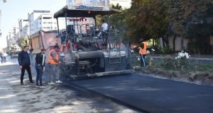 Municipiul Bârlad: lucrările de modernizare a infrastructurii rutiere continuă. A început asfaltarea unui nou tronson de pe strada Republicii!