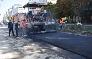 Municipiul Bârlad: lucrările de modernizare a infrastructurii rutiere continuă. A început asfaltarea unui nou tronson de pe strada Republicii!