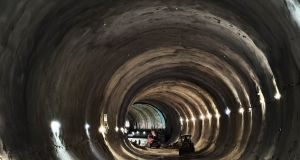 Pe șantierul A1 Margina – Holdea se lucrează în continuare în regim permanent la structura de rezistență a ambelor galerii ale Tunelului 2