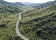 Vești bune pentru turiști: începe reabilitarea drumului către Vulcanii Noroioși.
