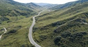 Vești bune pentru turiști: începe reabilitarea drumului către Vulcanii Noroioși.